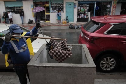 Existen personas que lanzan desechos a estos objetos de cemento.