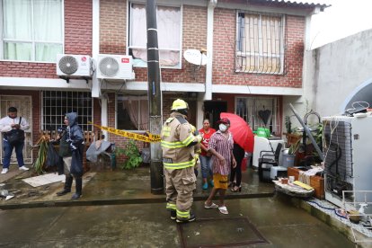 Personal del Cuerpo de Bomberos llegaron a inspeccionar el inmueble afectado.