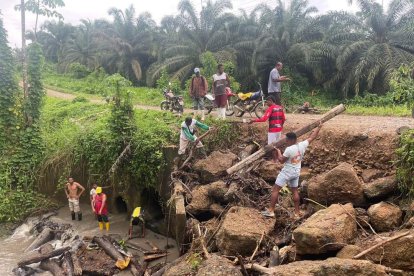 Moradores trataban de sacar los troncos y obstáculos en los ductos.