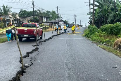 Una de las vías que presenta daños.
