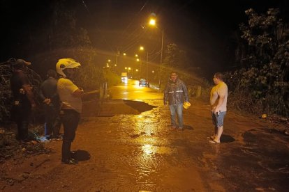 Un puente vehicular en el cantón Las Lajas, colapsó.
