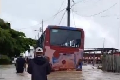 En unas calles se dificultó la circulación vehicular por la gran cantidad de agua.