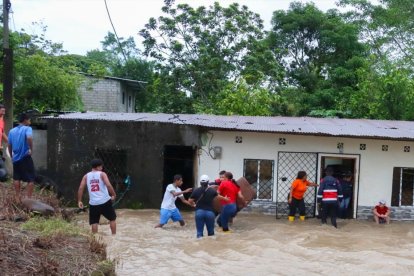 Habitantes de Quinindé toman precauciones.