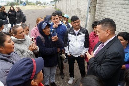 Los padres de familia hablan con un docente de la institución para que les ayude con el problema de inseguridad.