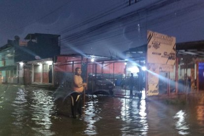 En Las Orquídeas, sector colindante de Mucho Lote, las calles se inundaron.