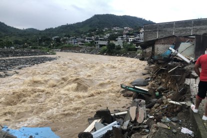 Hay el riesgo de que otros ocho inmuebles sea arrastrados por la corriente.