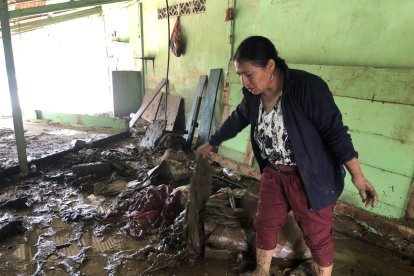 Carmen Guamán lloró al ver su casa llena de lodo que dejó la creciente.