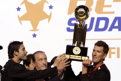 El Pato Urrutia fue el capitán de los albos en las conquistas de las Recopas de 2009 y 2010.