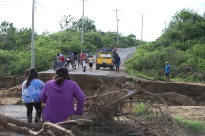 Las intensas lluvias causaron la caída del puente que unía a Engabao con su puerto, dejándolos incomunicados.