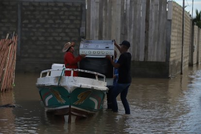 Los afectados fletaron lanchas para sacar de las viviendas lo poco que pudieron salvar del agua.