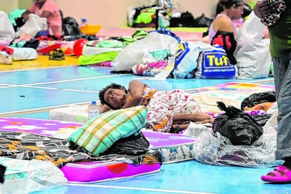 Un albergue temporal para las familias que perdieron sus viviendas se abrió en un centro recreacional de Playas.