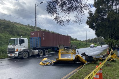 El accidente en la avenida Simón Bolívar fue entre una furgoneta y un tráiler que se encontraba estacionado.