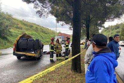 La furgoneta terminó con gran parte de su carrocería destruida.