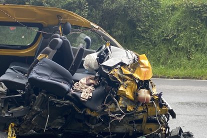 Sobre el asiento de copiloto había una prenda que, al parecer, era parte de un uniforme.