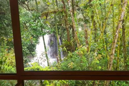 La impresionante cascada se la puede admirar mientras disfrutar de un delicioso plato.