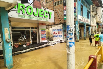 En locales comerciales colocaron barricadas para tratar de controlar el ingreso del agua.