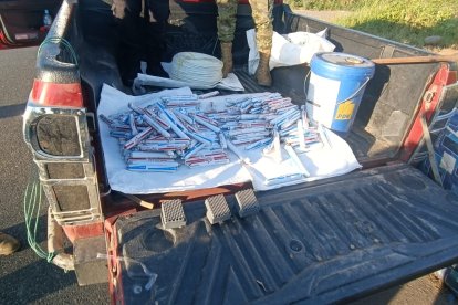 En la camioneta también encontraron 300 cápsulas ordinarias.