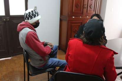 La dueña de la florícola y su trabajador contaron lo que han vivido desde el problema con el constructor.