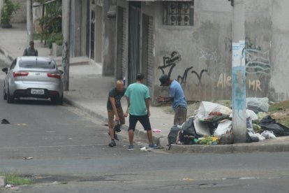 Más personas en la venta y consumo de drogas es uno de los efectos del pago con sustancias.