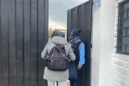 Los guardias revisan minuciosamente las prendas y bolsos que llevan los visitantes.