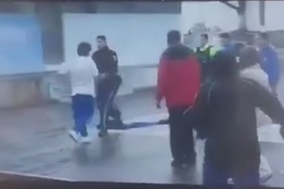Cuando un policía quería retener al agresor, este intentó huir por varias ocasiones.
