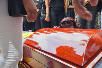 La joven murió a consecuencia de las graves heridas en la espalda.