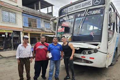 Aquí, el busetero sexy con sus compañeros del volante de la línea 117, en la estación del suburbio.