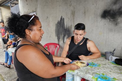 Antes de la entrevista, el joven conductor se ‘pegó’ un almuerzo de $ 1,50 para seguir el recorrido.