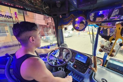 En la cabina cuenta con más de un espejo, pero no para arreglarse la 'pinta', sino para estar pilas con los otros carros.