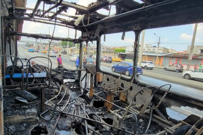 El interior del bus quedó destruido.
