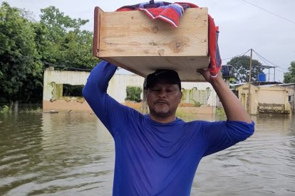 La falta de alimentos y condiciones sanitarias obligó a moradores, como a Ángel Bazán, a salir de sus hogares.
