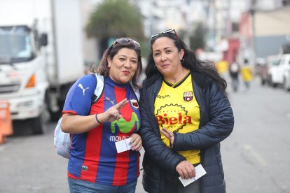 Karina Hidalgo (i) y Paola Zurita llegaron a disfrutar de la Noche Amarilla.