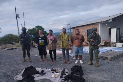 Los detenidos durante el operativo militar desarrollado en una hacienda de Playas.