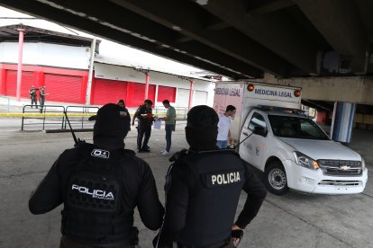 Policías acordonaron el lugar. El cuerpo fue embarcado en el carro de Medicina Legal.
