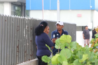 Familiares del hombre asesinado por vacunadores llegaron a la morgue.