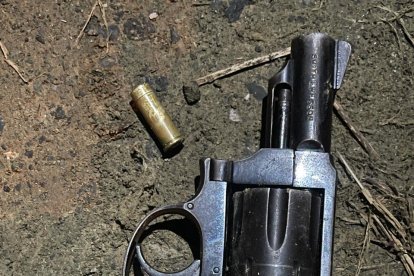 Un revólver se encontró entre las evidencias.