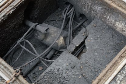 En las alcantarillas que perdieron sus tapas quedaron rastros de hollín.