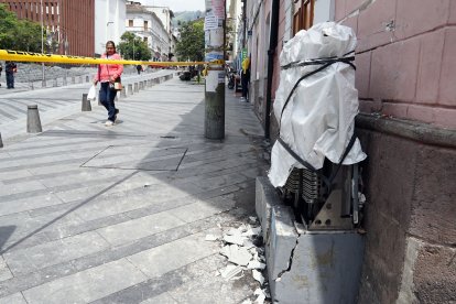 Una caja de distribución telefónica resultó también con afectaciones por la explosión.