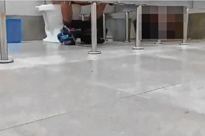 Captura del momento en que la pareja fue captada teniendo intimidad en el baño.