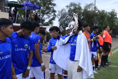 Los Diablos de La Merced acompañaron a los jugadores en la salida a la cancha.
