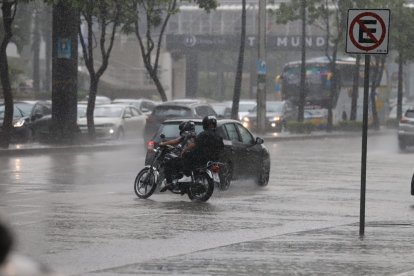 Aguacero. Sectores del norte reportan lluvia este lunes.