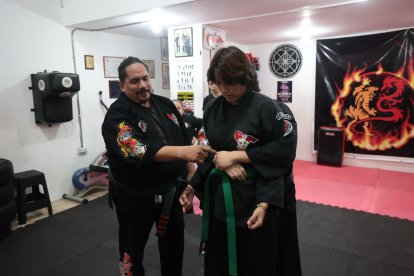 Los jóvenes practican reiteradamente las técnicas para soltarse de un ataque.