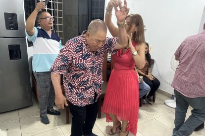 Vicente Ayala en pleno baile con la locutora radial Lidia Ronquillo.