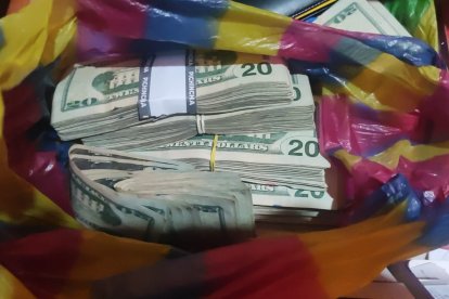 El dinero fue encontrado en diferentes áreas de la casa. Ciertos fajos estaban encaletados.