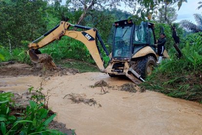 La maquinaria limpia los destrozos que dejó la lluvia.