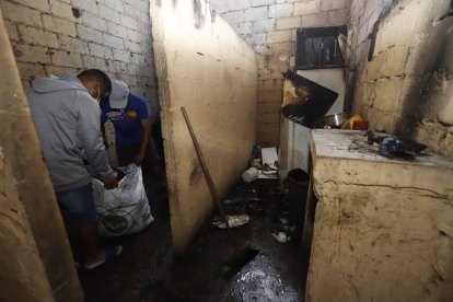 Una mesa y unas sillas fueron de las escasas cosas que pudieron rescatar.