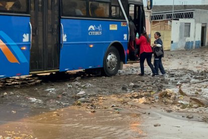 Algunos vehículos quedaron atrapados por las lluvias.