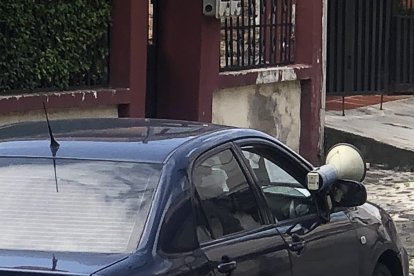 En este vehículo circulan con un megáfono, según denuncia ciudadana.