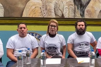 Claudia Garzón en compañía de JR (+) y alias Fito en la cárcel de Regional de Guayaquil. En las camisetas se lee 'Siempre firmes', lema de Los Choneros.