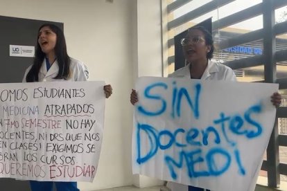Gabriela Montero (i) y Nadia Contreras (d) en medio de la manifestación.